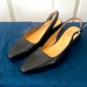 Naturalizer black slingback flats. Women’s size 8.